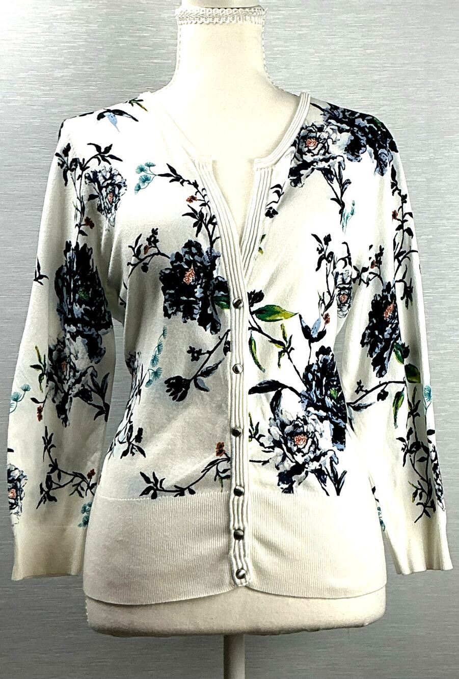 White House Black Market Cardigan M White Blue Black Floral Snap V-Neck Sweater